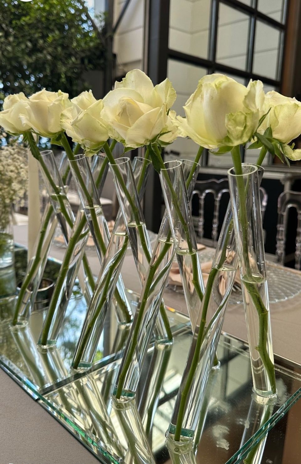 Modern Düğün Dekorasyonunun Yeni Favorisi: X Vazo ile Çarpıcı Çiçek Aranjmanları galeri görseli